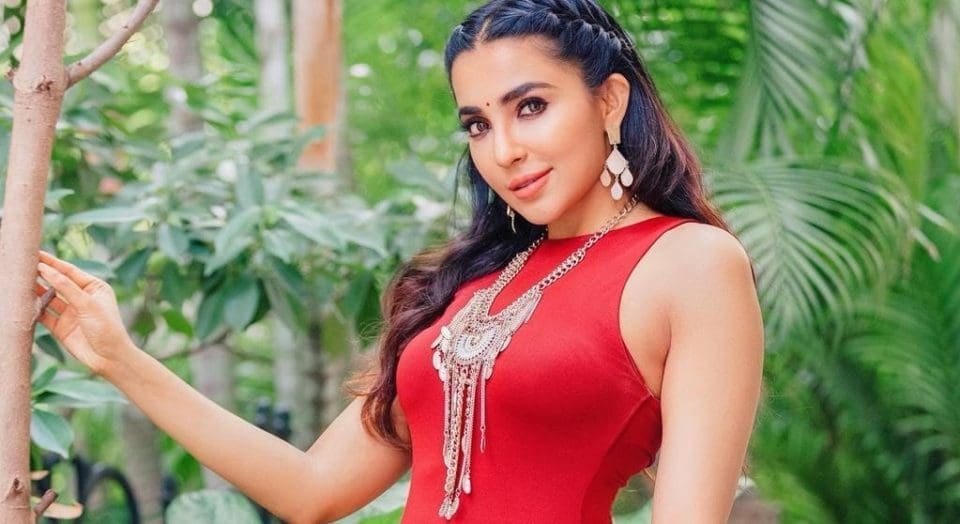 Actress Parvati Nair New Stills