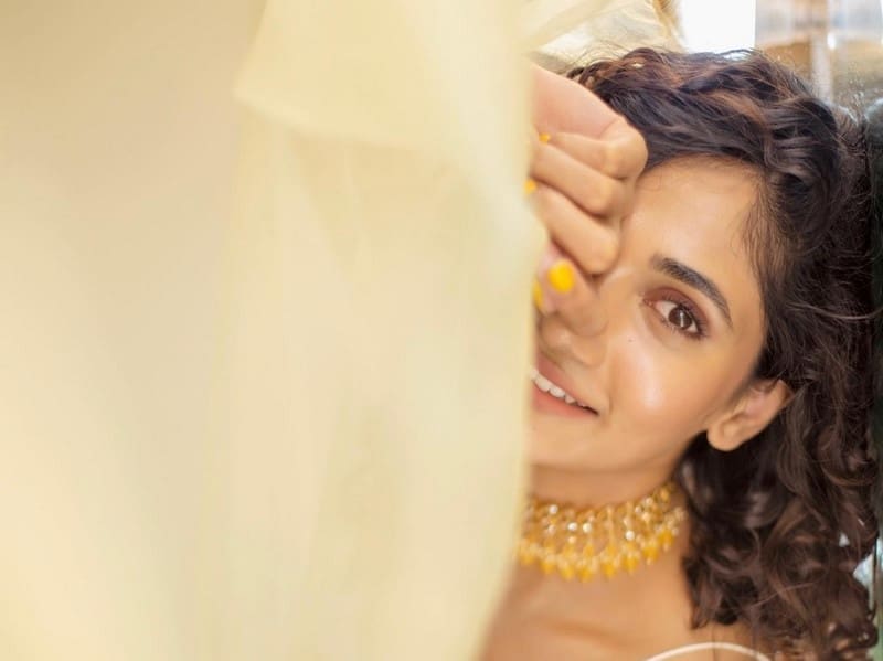 Actress Losliya Mariyanesan Latest Photos