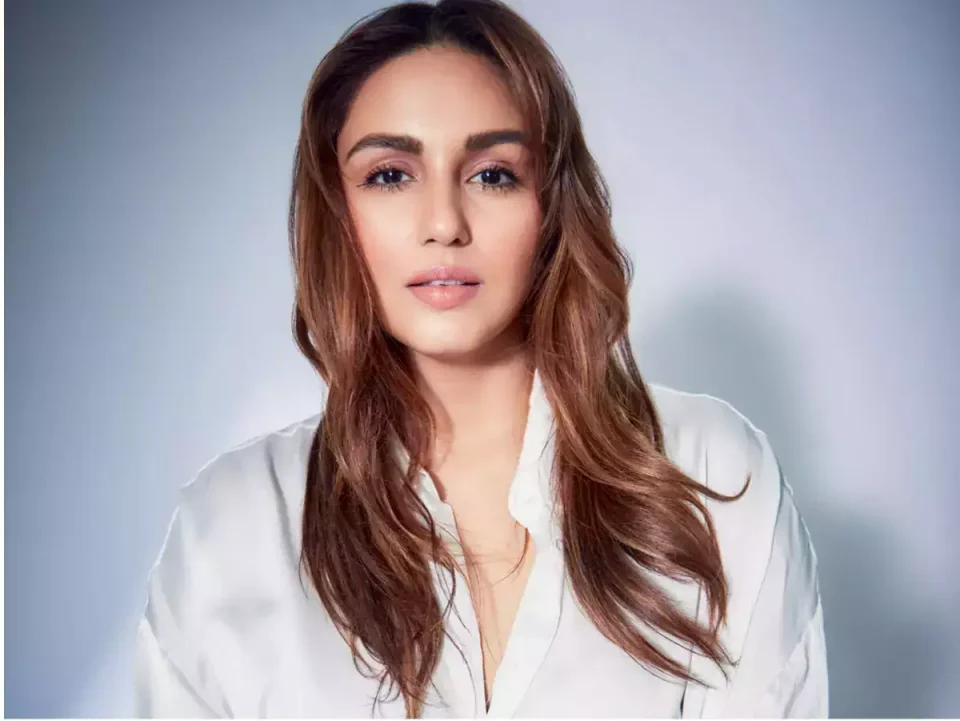 actress huma qureshi in glamour video viral