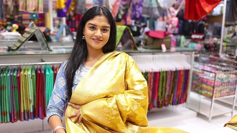 mahanadi serial lakshimi priya shopping in velavan stores