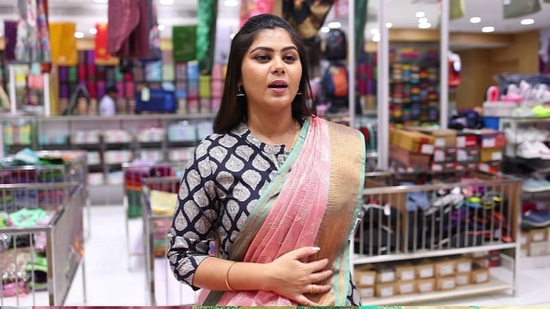 Sirakadikka Aasai serial Shruti Shopping in Velavan Stores